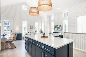 The Violet Palm 220 LAU