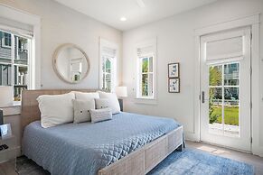 The Violet Palm 220 LAU