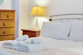 Spacious 2BR CBD Apartment Balcony