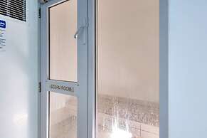 Spacious 2BR CBD Apartment Balcony