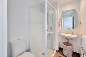 Spacious 2BR CBD Apartment Balcony