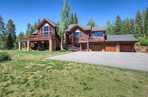 Rounds Retreat 4 Bedroom Home by RedAwning