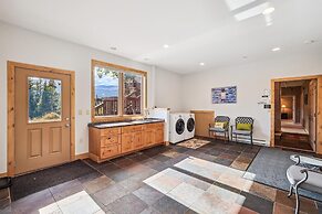 Rounds Retreat 4 Bedroom Home by RedAwning