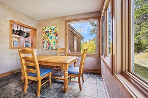 Rounds Retreat 4 Bedroom Home by RedAwning