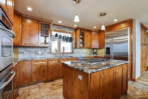 Rounds Retreat 4 Bedroom Home by RedAwning