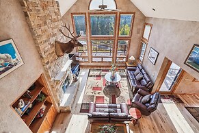 Rounds Retreat 4 Bedroom Home by RedAwning