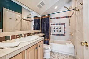 Rounds Retreat 4 Bedroom Home by RedAwning