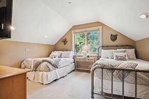 Rounds Retreat 4 Bedroom Home by RedAwning