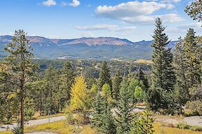 Rounds Retreat 4 Bedroom Home by RedAwning