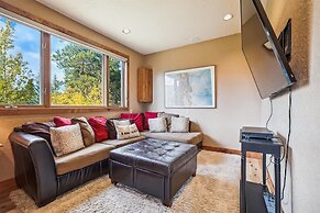 Rounds Retreat 4 Bedroom Home by RedAwning