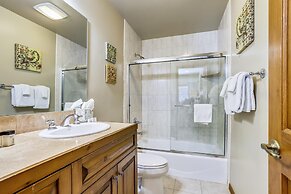 Grande View On The Blue 4 Bedroom Home by RedAwning