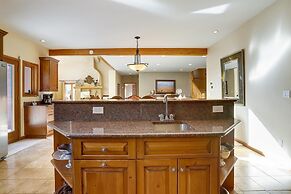 Grande View On The Blue 4 Bedroom Home by RedAwning