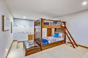 Grande View On The Blue 4 Bedroom Home by RedAwning