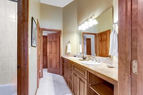 Grande View On The Blue 4 Bedroom Home by RedAwning