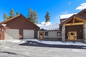 Grande View On The Blue 4 Bedroom Home by RedAwning