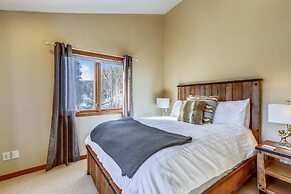 Grande View On The Blue 4 Bedroom Home by RedAwning