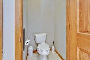 Grande View On The Blue 4 Bedroom Home by RedAwning