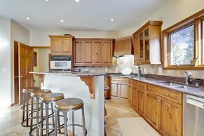 Grande View On The Blue 4 Bedroom Home by RedAwning