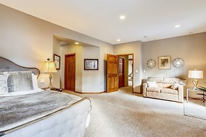 Grande View On The Blue 4 Bedroom Home by RedAwning