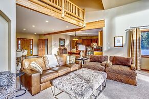 Grande View On The Blue 4 Bedroom Home by RedAwning