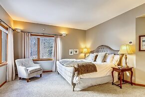 Grande View On The Blue 4 Bedroom Home by RedAwning