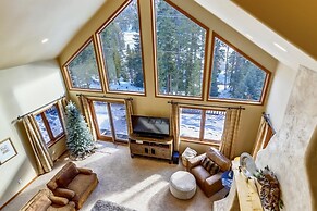 Grande View On The Blue 4 Bedroom Home by RedAwning