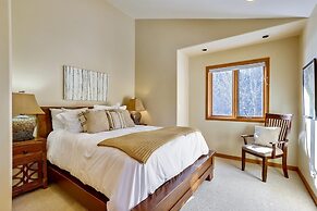 Grande View On The Blue 4 Bedroom Home by RedAwning