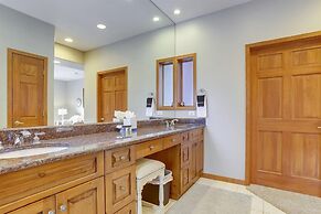 Grande View On The Blue 4 Bedroom Home by RedAwning