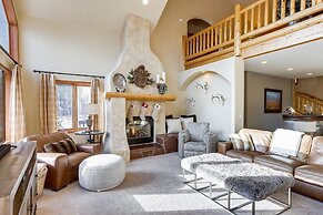 Grande View On The Blue 4 Bedroom Home by RedAwning