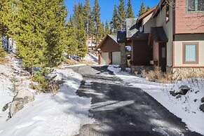 Grande View On The Blue 4 Bedroom Home by RedAwning