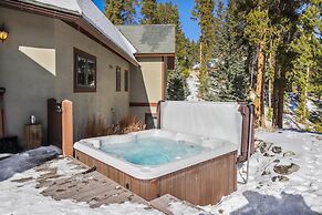 Grande View On The Blue 4 Bedroom Home by RedAwning