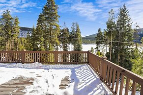 Grande View On The Blue 4 Bedroom Home by RedAwning