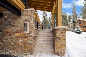 Five Peaks Townhouse with Garage and Hot Tub by RedAwning