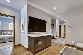 Five Peaks Townhouse with Garage and Hot Tub by RedAwning