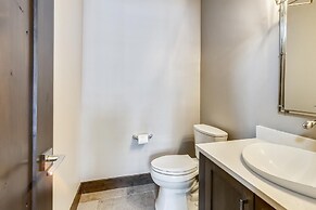 Five Peaks Townhouse with Garage and Hot Tub by RedAwning