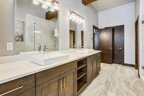 Five Peaks Townhouse with Garage and Hot Tub by RedAwning