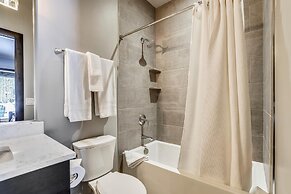 Five Peaks Townhouse with Garage and Hot Tub by RedAwning