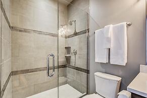 Five Peaks Townhouse with Garage and Hot Tub by RedAwning