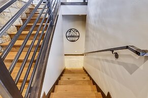 Five Peaks Townhouse with Garage and Hot Tub by RedAwning
