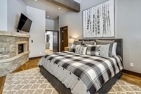 Five Peaks Townhouse with Garage and Hot Tub by RedAwning