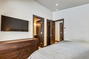 Five Peaks Townhouse with Garage and Hot Tub by RedAwning