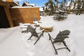 Five Peaks Townhouse with Garage and Hot Tub by RedAwning