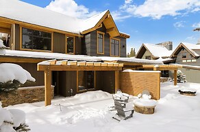 Five Peaks Townhouse with Garage and Hot Tub by RedAwning