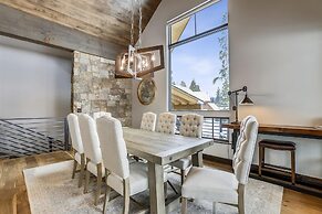 Five Peaks Townhouse with Garage and Hot Tub by RedAwning