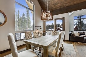 Five Peaks Townhouse with Garage and Hot Tub by RedAwning