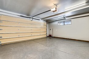 Five Peaks Townhouse with Garage and Hot Tub by RedAwning