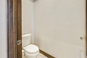 Five Peaks Townhouse with Garage and Hot Tub by RedAwning