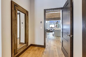 Five Peaks Townhouse with Garage and Hot Tub by RedAwning