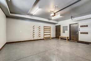 Five Peaks Townhouse with Garage and Hot Tub by RedAwning