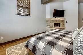 Five Peaks Townhouse with Garage and Hot Tub by RedAwning